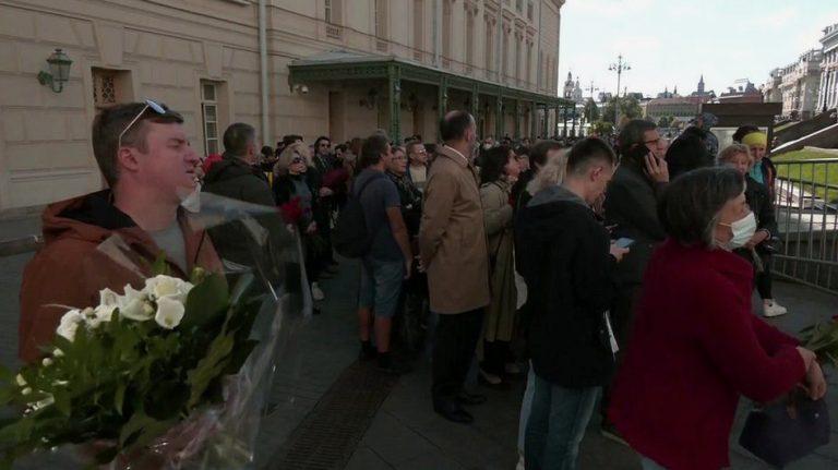 Mikhail Gorbachev: Mourners queue to pay respects to last Soviet leader