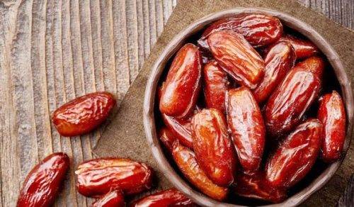 What are the benefits of eating dates, and how multitudinous calories does it have per fruit?