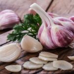 How long should you wait to eat food after eating raw garlic?