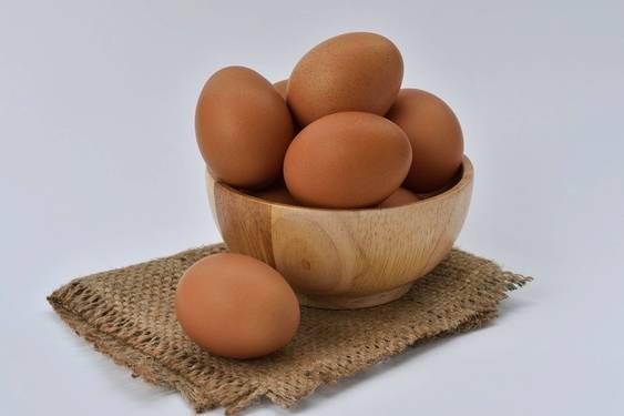 Are there benefits of eating raw egg eggs?