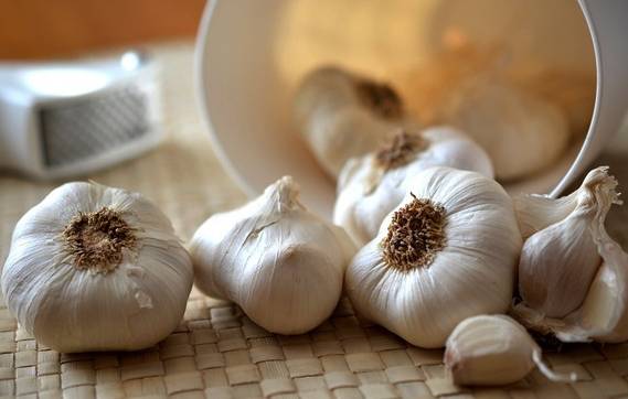 How can I eat garlic before bedtime?