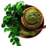 Are there any benefits to eating raw Moringa leaves?