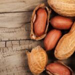 What are the benefits of eating peanuts daily?