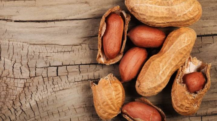 What are the benefits of eating peanuts daily?