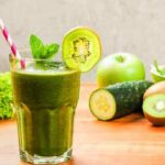 What are the benefits of eating a salad or drinking a green smoothie for weight loss?