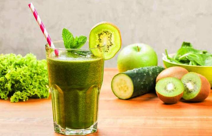 What are the benefits of eating a salad or drinking a green smoothie for weight loss?