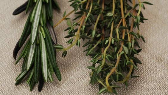 Are there any health benefits to adding dry herbs like rosemary and thyme to food while cooking?