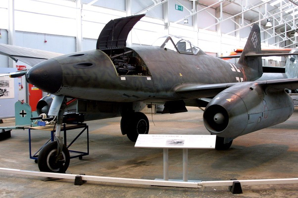 What other jet fighters were available during the time period of the Me-262?